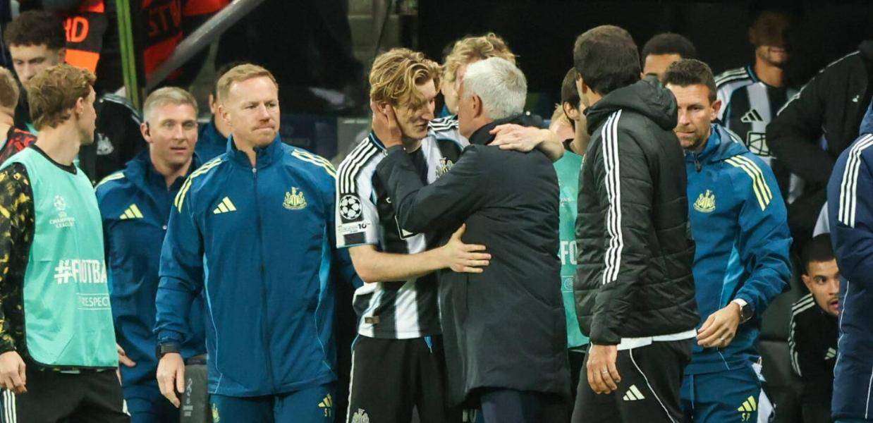 穆帅是纽卡斯尔联队10号球星，小时候最喜欢的教练